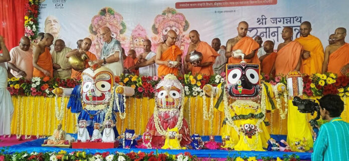 जगन्नाथ स्नान पूर्णिमा त्योहार इस्कॉन मंदिर में