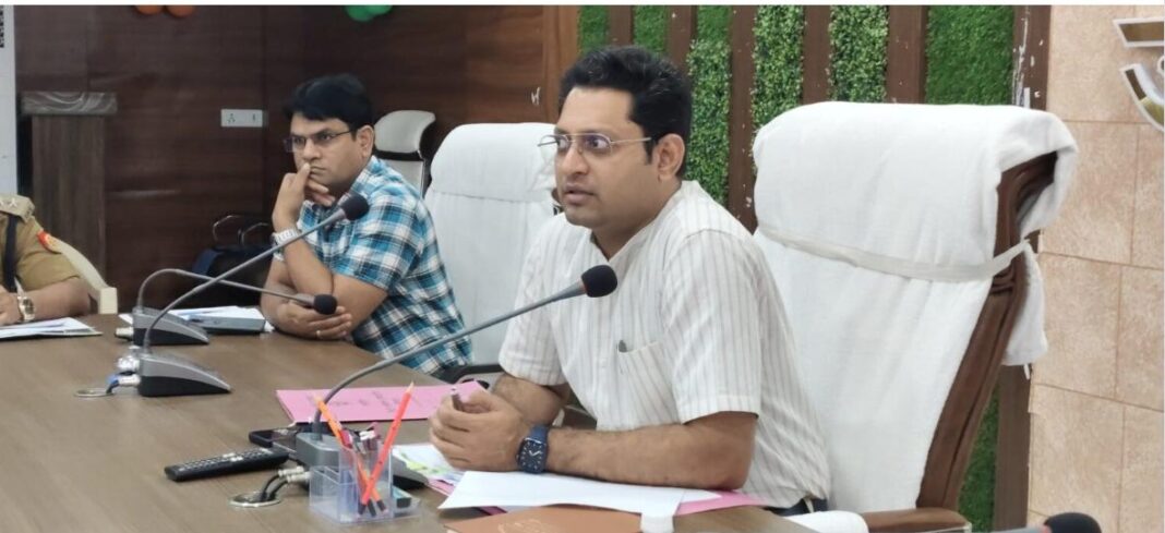 जिलाधिकारी सैमुअल पाल एन अधिकारियों के साथ बैठक लेते हुए जिले की विकास योजनाओं पर चर्चा जिलाधिकारी सैमुअल पाल एन अधिकारियों के साथ बैठक