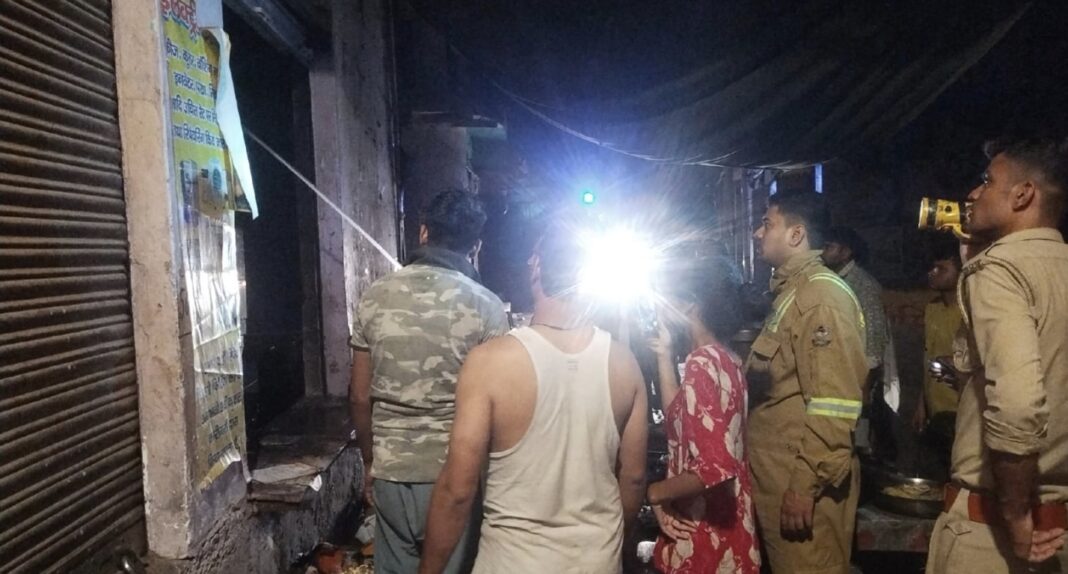 बिसावर के चांदनी चौक स्थित मिष्ठान भंडार में भीषण आग, लाखों का नुकसान बिसावर मिष्ठान भंडार आग फोटो