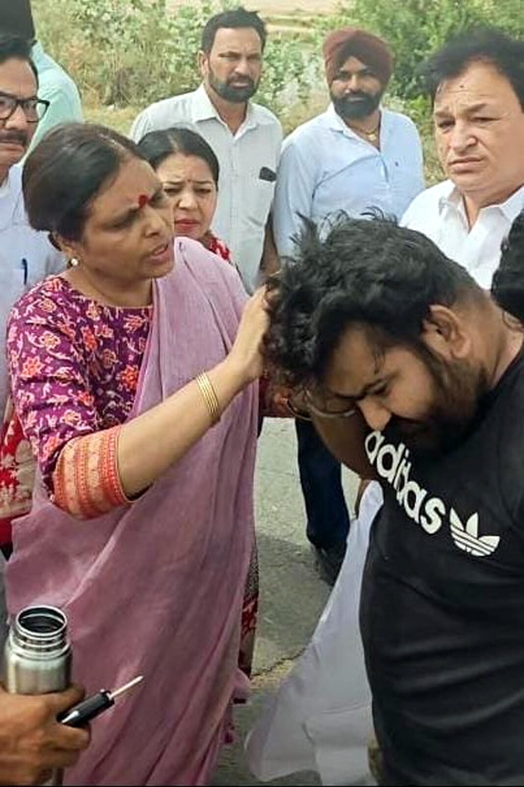 फतेहाबाद में भाजपा प्रदेशाध्यक्ष ने की घायल युवक की मदद भाजपा प्रदेशाध्यक्ष फतेहाबाद में मदद करते हुए