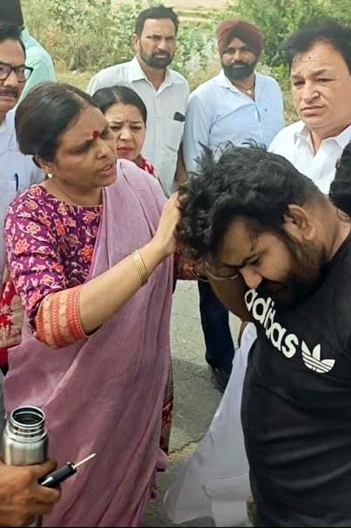 भाजपा प्रदेशाध्यक्ष फतेहाबाद में मदद करते हुए