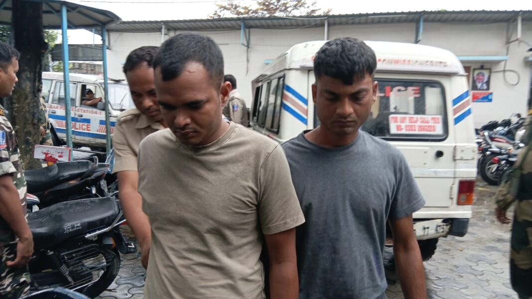 गिरफ्तार लुटेरों को ले जाती पुलिस कार्रवाई में तेजी गिरफ्तार लुटेरों को पुलिस कार्रवाई में ले जाती है