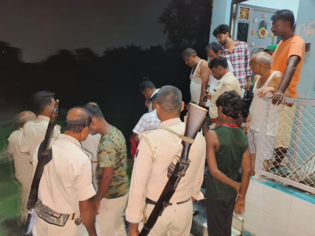 घटनास्थल पर पुलिस की जांच शुरू हुई है पुलिस जांच घटनास्थल पर