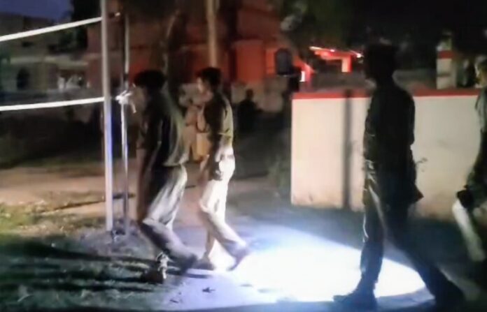 एसपी विश्वजीत श्रीवास्तव घटनास्थल की जांच करते हुए