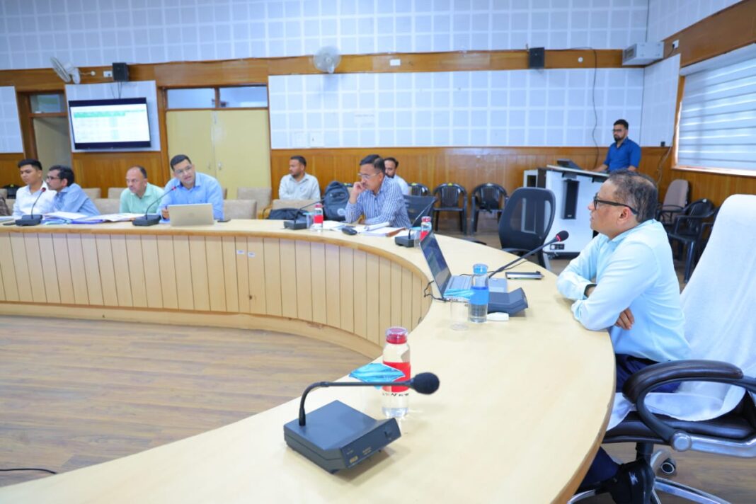 बैठक में अधिकारियों को निर्देश देते जावलकर, संभावित परिणामों पर चर्चा करते हुए जावलकर अधिकारियों को निर्देश देते हुए