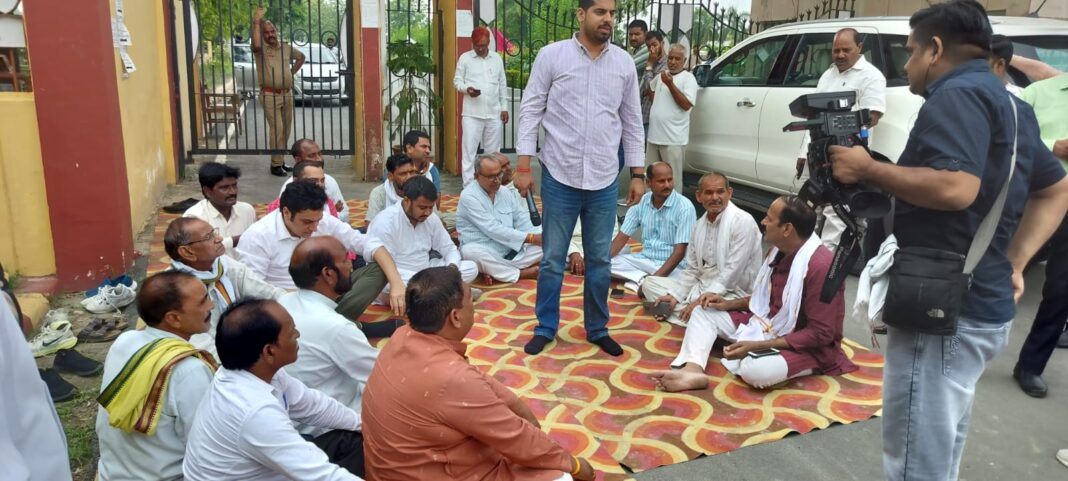 धरने पर कार्यकर्ता की हालत बिगड़ रही है