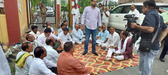 धरने पर कार्यकर्ता की हालत बिगड़ रही है