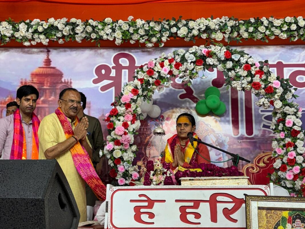 विधानसभा अध्यक्ष भागवत कथा में प्रवेश करते हुए विधानसभा अध्यक्ष भागवत कथा में