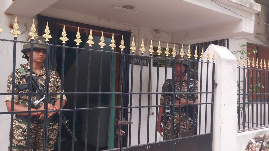 केंद्रीय बल शाकिर अली के घर के गेट पर