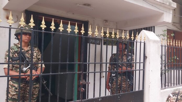 केंद्रीय बल शाकिर अली के घर के गेट पर