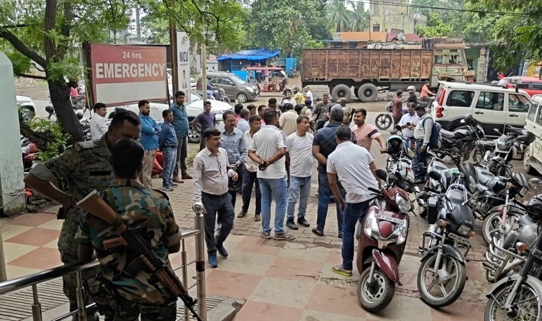 अस्पताल के बाहर भीड़ और हड़कंप