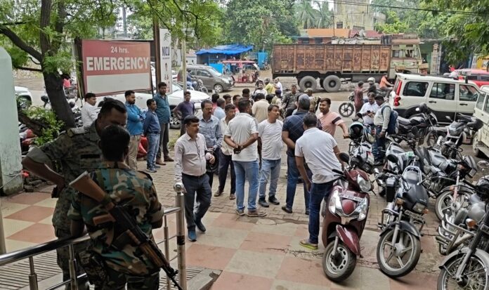 अस्पताल के बाहर भीड़ और हड़कंप