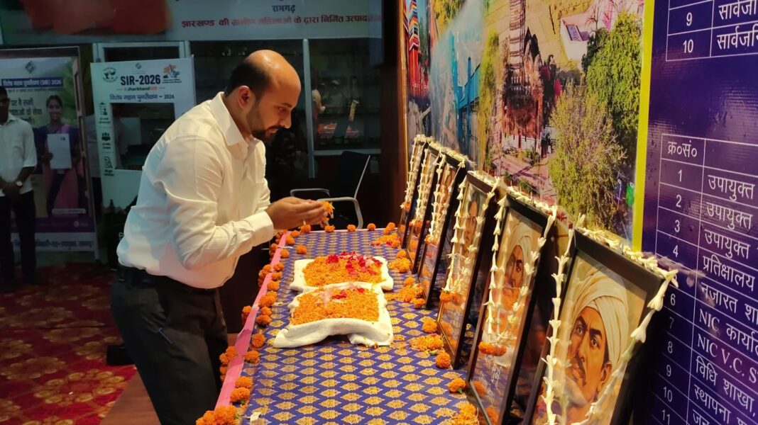 श्रद्धांजलि अर्पित करते डीसी ने प्रदेश के लोगों को दिया संदेश श्रद्धांजलि अर्पित करते डीसी