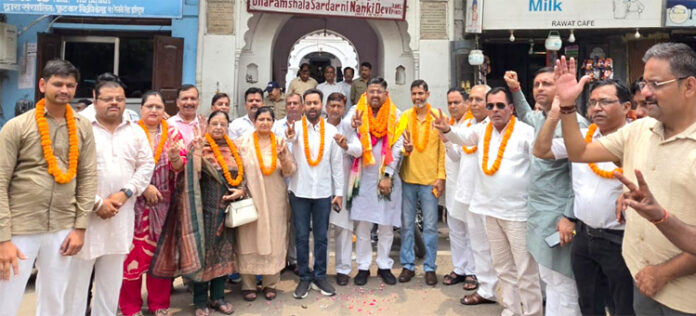 विजयी प्रतिभागियों का स्वागत करते हुए