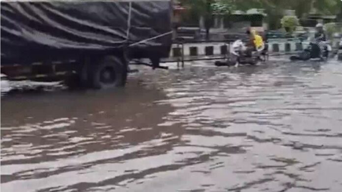 सूरत में बरसात की तस्वीरें