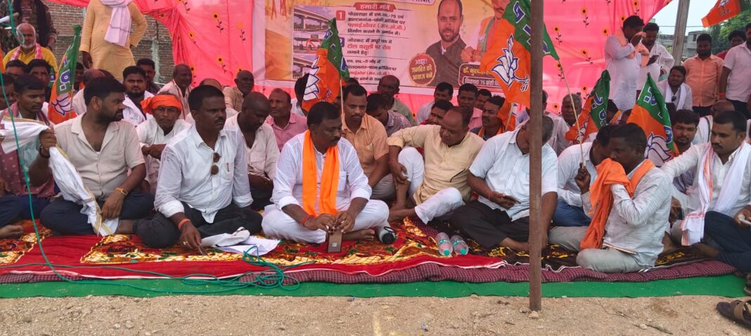 विधायक धरना देते हुए समाज की समस्याओं पर चर्चा करते हैं विधायक धरना देते हुए समाज की समस्याओं पर चर्चा करते हैं