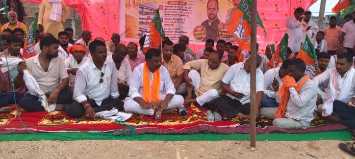 विधायक धरना देते हुए समाज की समस्याओं पर चर्चा करते हैं
