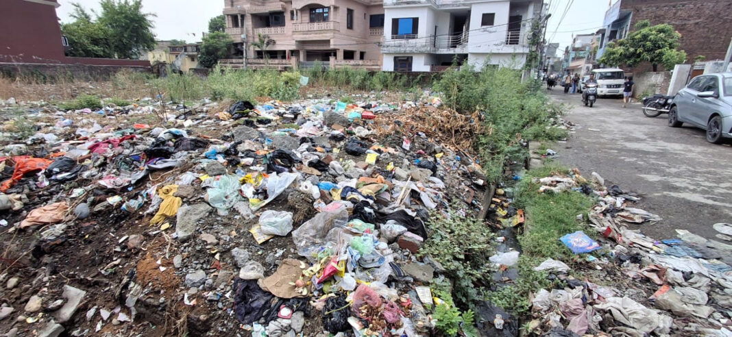 गंदगी नियंत्रण के लिए रिक्त भूमि पर काम