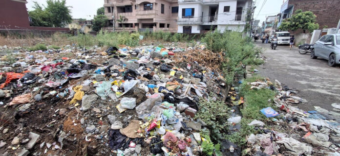 गंदगी नियंत्रण के लिए रिक्त भूमि पर काम