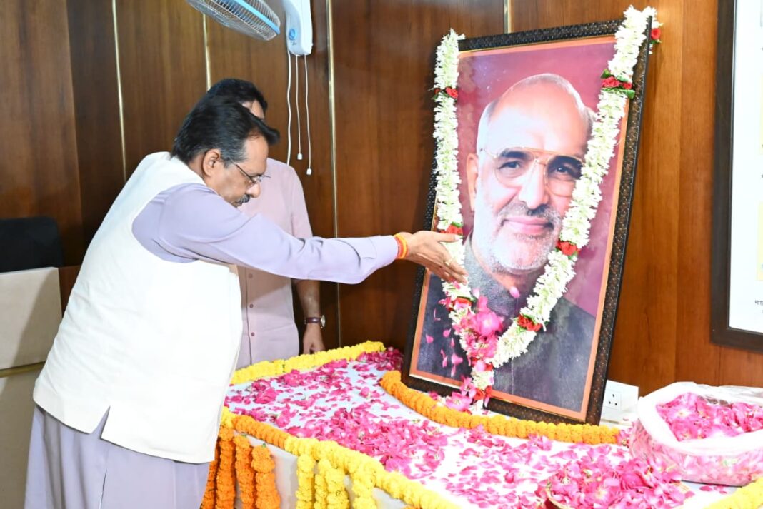 दिल्ली भाजपा अध्यक्ष हर्ष मल्होत्रा डॉ. साहिब सिंह वर्मा को पुष्पांजलि अर्पित करते हुए। दिल्ली भाजपा अध्यक्ष हर्ष मल्होत्रा