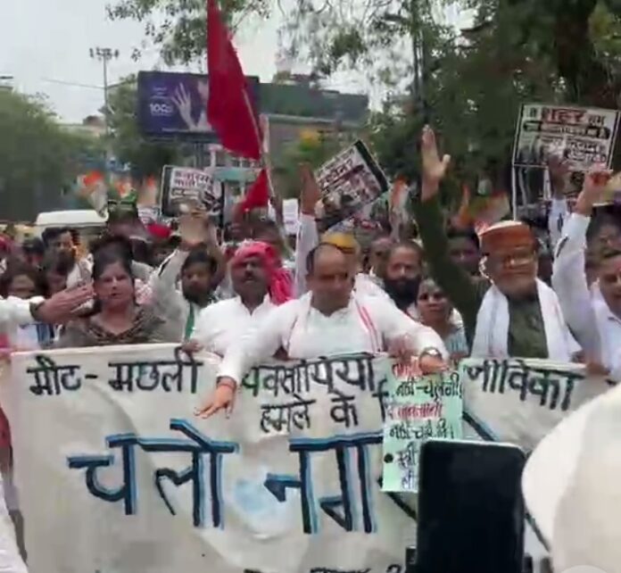 कांग्रेस कार्यकर्ता पैदल मार्च निकालते हुए