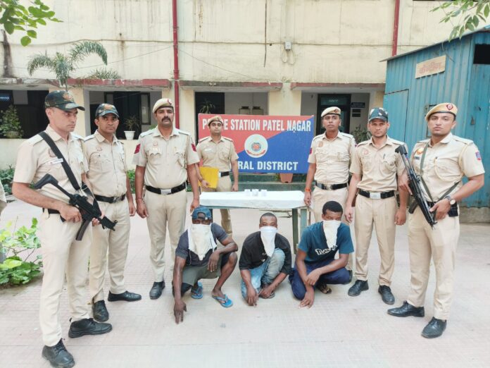 ड्रग्स के मामले में गिरफ्तार आरोपितों की फोटो