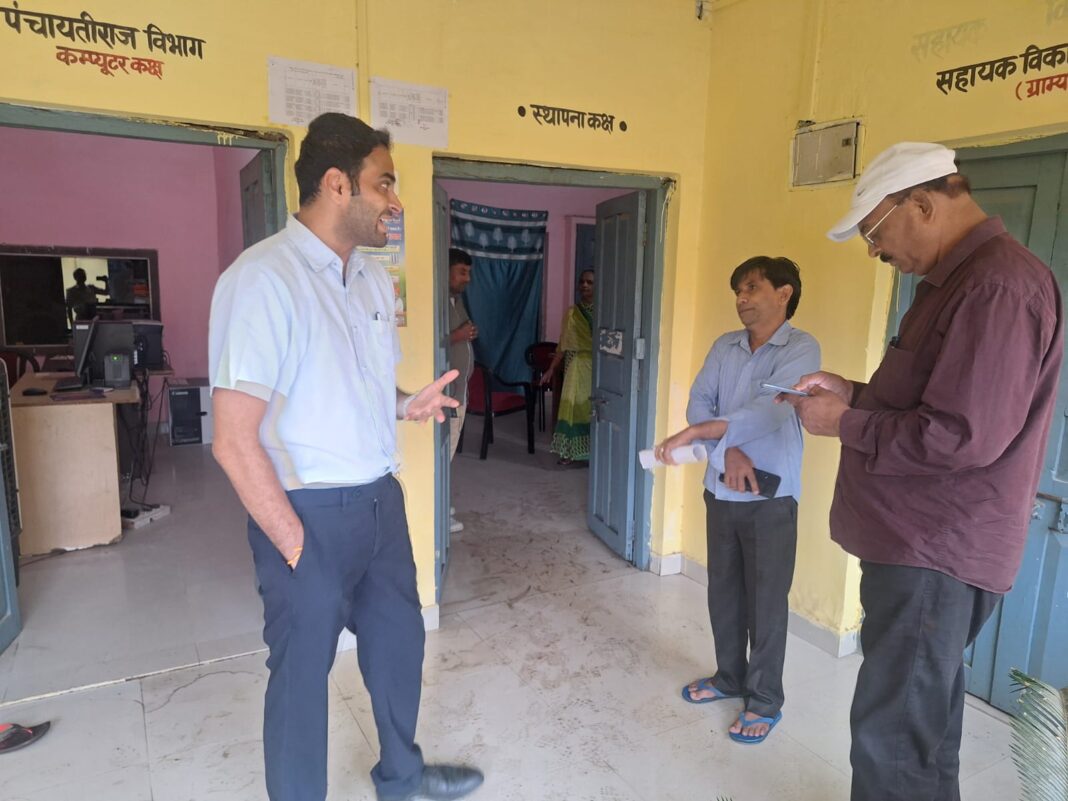 फोटो निरीक्षण करते हुए एक व्यक्ति