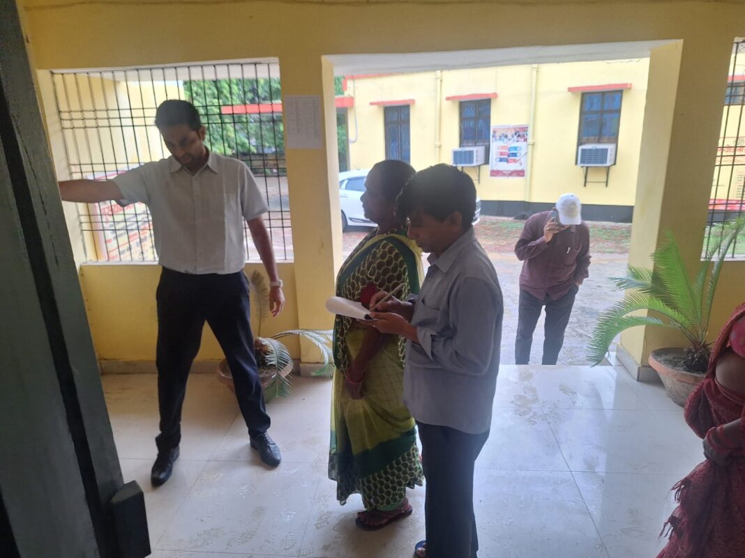 फोटो डी एम का विवाद में फंसे पुलिस अधिकारी की कहानी फोटो डी एम का विवाद में फंसे पुलिस अधिकारी