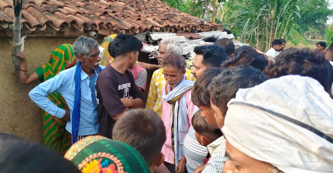 मृतक छोटे लाल की मौत के बाद जुटे लोग