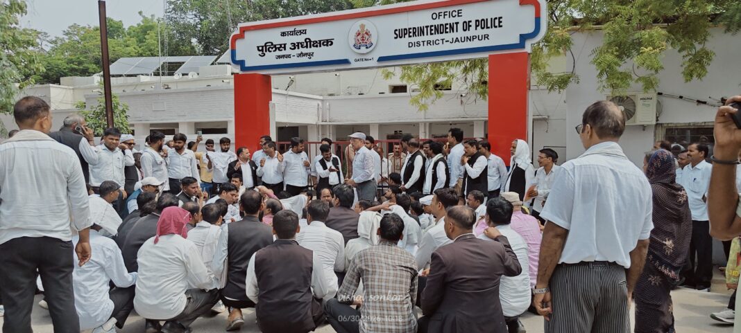 बक्शा पुलिस विरोध प्रदर्शन में लोग