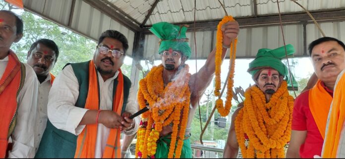 सिदो-कान्हू की प्रतिमा पर श्रद्धांजलि देते पूर्व मंत्री