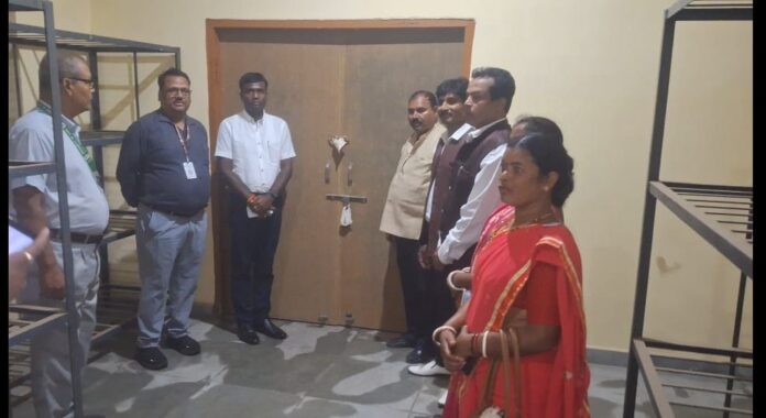 उपायुक्त निरीक्षण करते हुए