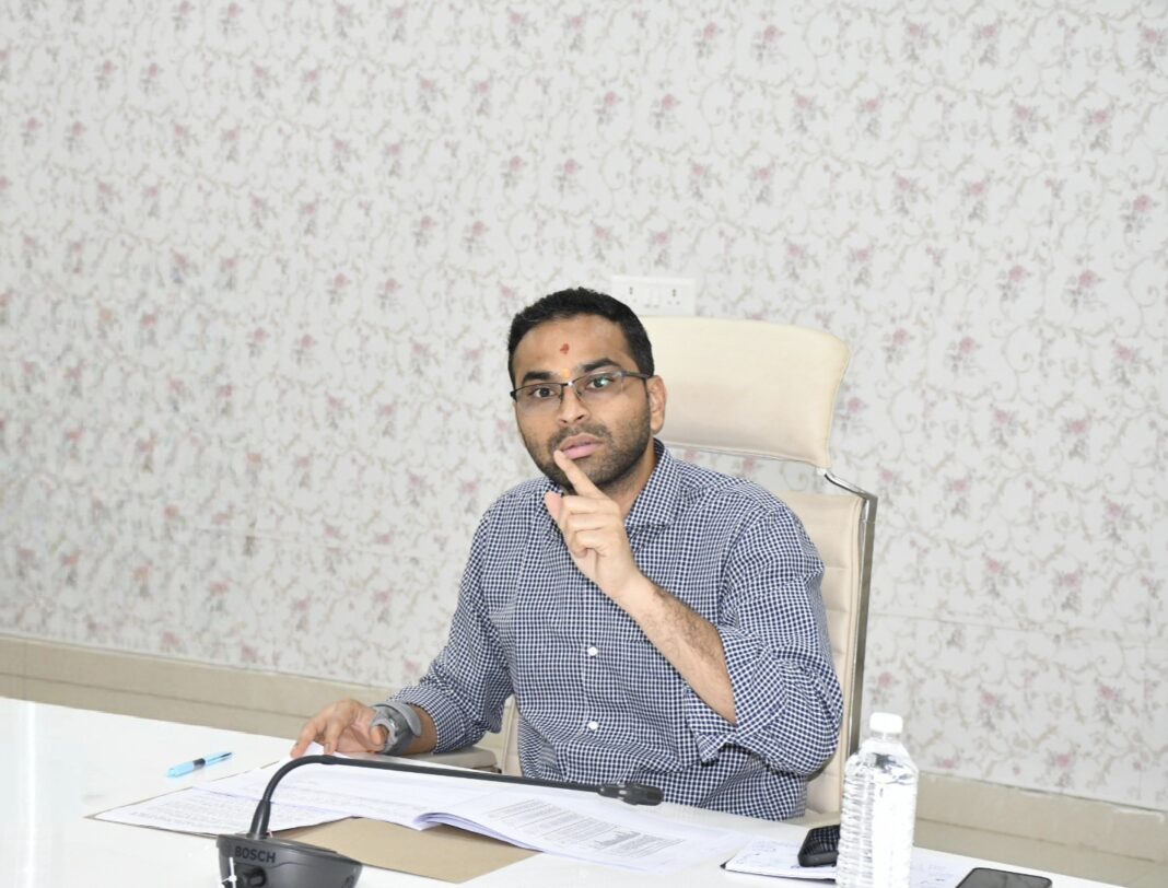 फोटो जिलाधिकारी के कार्यों का जायजा जिलाधिकारी कार्य जायजा लेते हुए