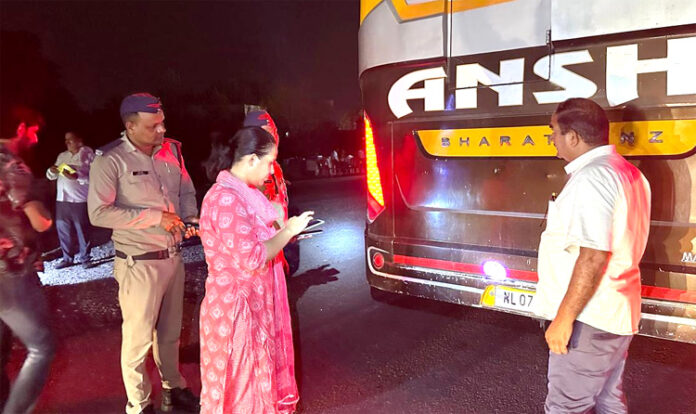 एआरटीओ नेहा झा बसों की जांच करती हैं