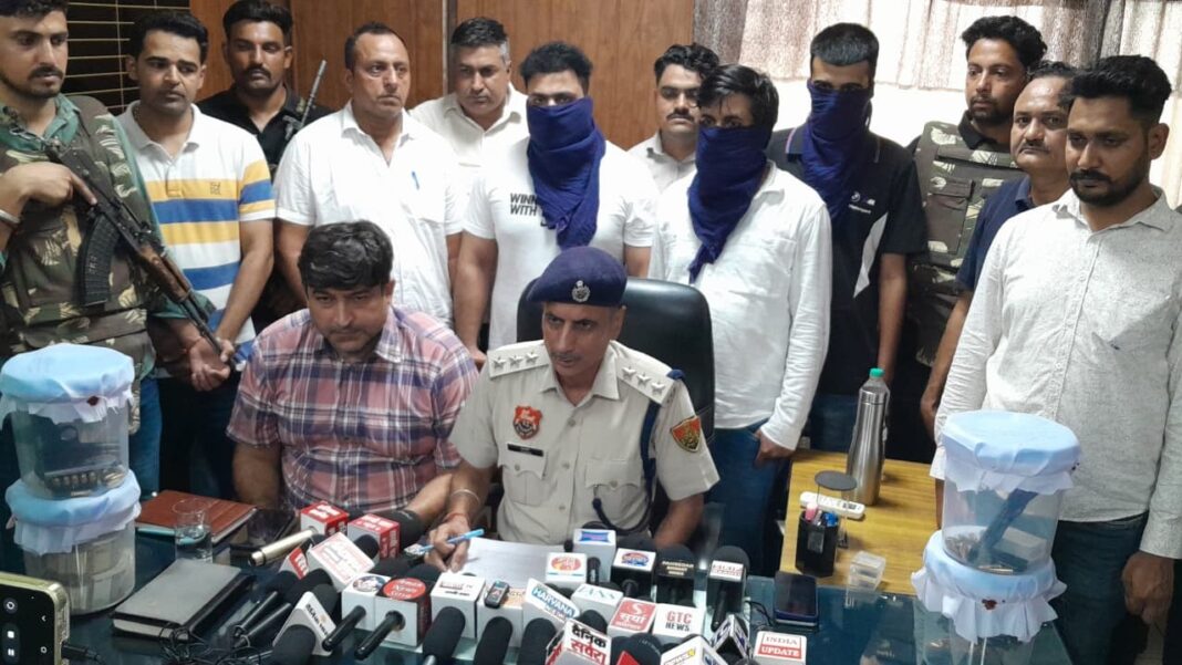 पत्रकारों को जानकारी देते डीएसपी सुखबीर सिंह। डीएसपी सुखबीर सिंह की तस्वीर