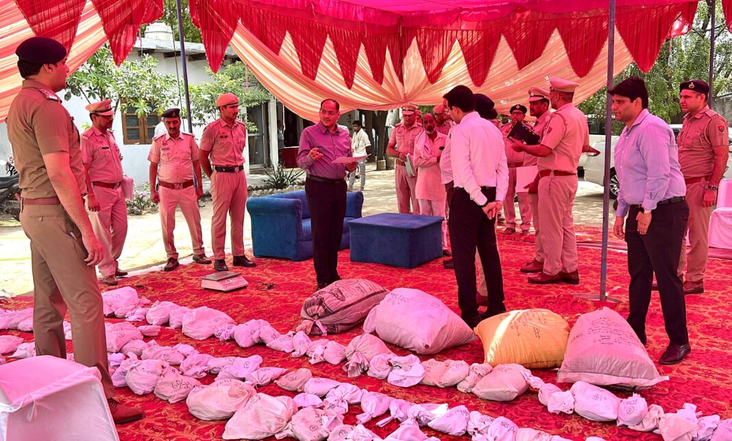फरीदाबाद में नशीला पदार्थ नष्ट करते कर्मचारी फरीदाबाद में नशीला पदार्थ नष्ट करते कर्मचारी