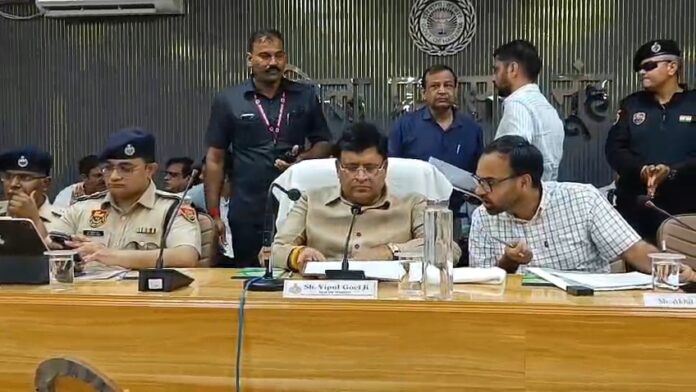 मंत्री विपुल गोयल चेतावनी देते हुए