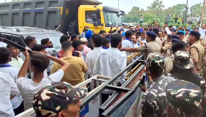 भीम आर्मी कार्यकर्ताओं को रोकती पुलिस