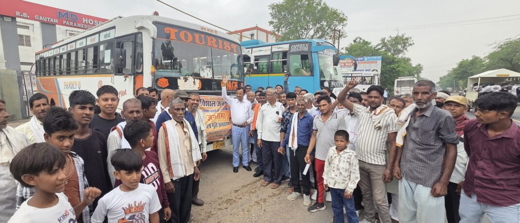 प्रतिमा स्थापना कार्यक्रम के लिए रवाना हुई 15 बसें प्रतिमा स्थापना कार्यक्रम की तस्वीर