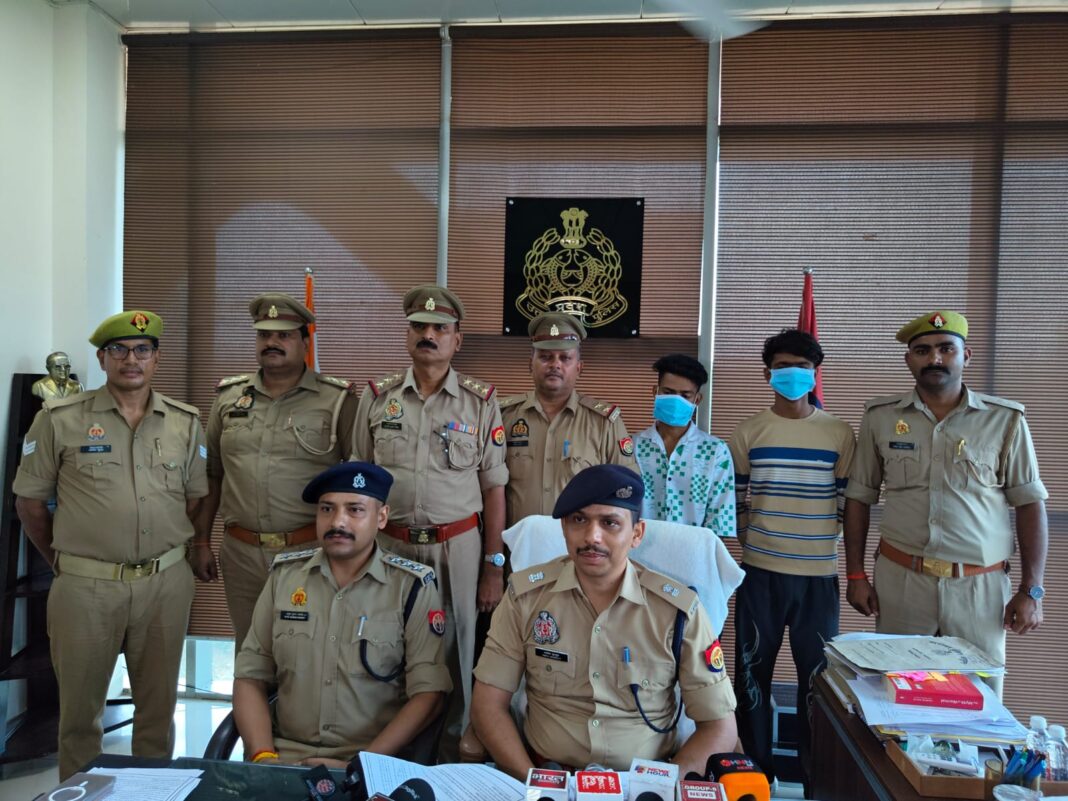 घटना का खुलासा करते पुलिस अधिकारी, पकड़े गये आरोपितों की फोटे पुलिस अधिकारी घटना का खुलासा करते हुए