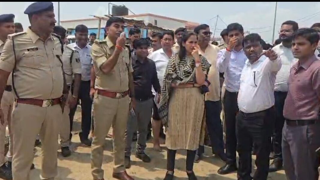 निरीक्षण करते डीएम और एसएसपी का महत्व समझना होगा डीएम और एसएसपी निरीक्षण करते हुए