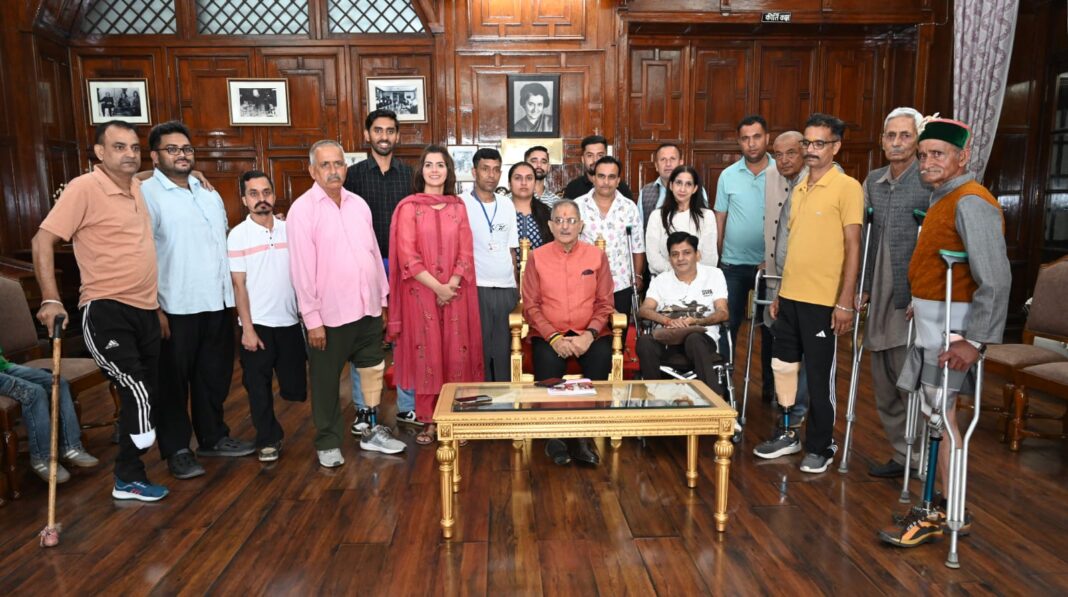 राज्यपाल ने लोकसभा में दिव्यांगजनों को कृत्रिम अंग भेंट किया राज्यपाल ने दिव्यांगजनों को कृत्रिम अंग भेंट किया