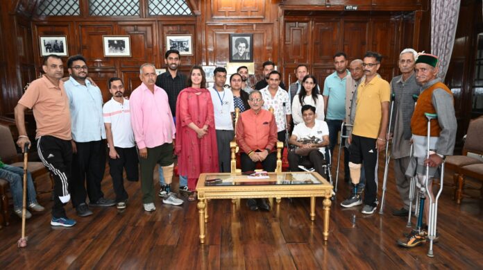 राज्यपाल ने दिव्यांगजनों को कृत्रिम अंग भेंट किया