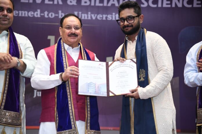दीक्षांत समारोह में डिग्री वितरित करते हुए जे पी न्यूज़