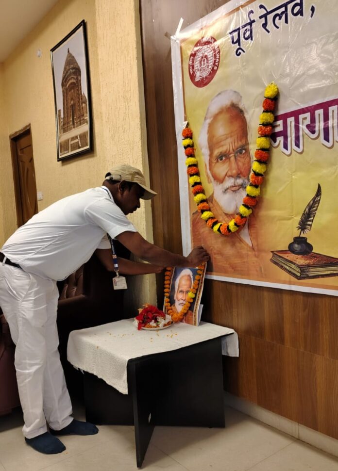 माल्यार्पण करते अतिथि की तस्वीर