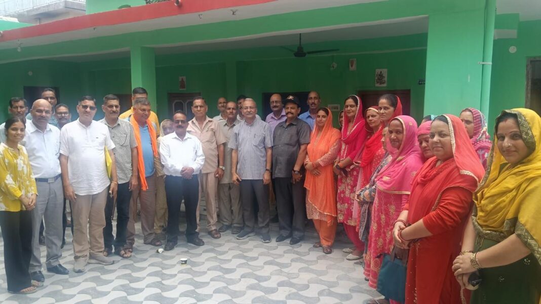 सुनील शर्मा बिट्टू ने बाड़ी फरनोल में सुनीं जनसमस्याएं सुनील शर्मा बिट्टू जनसमस्याएं सुनते हुए