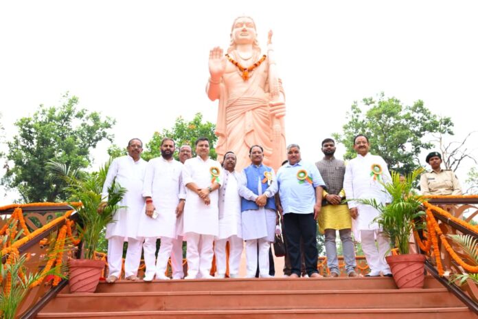 भगवान श्री राम की प्रतिमा के समक्ष मुख्यमंत्री