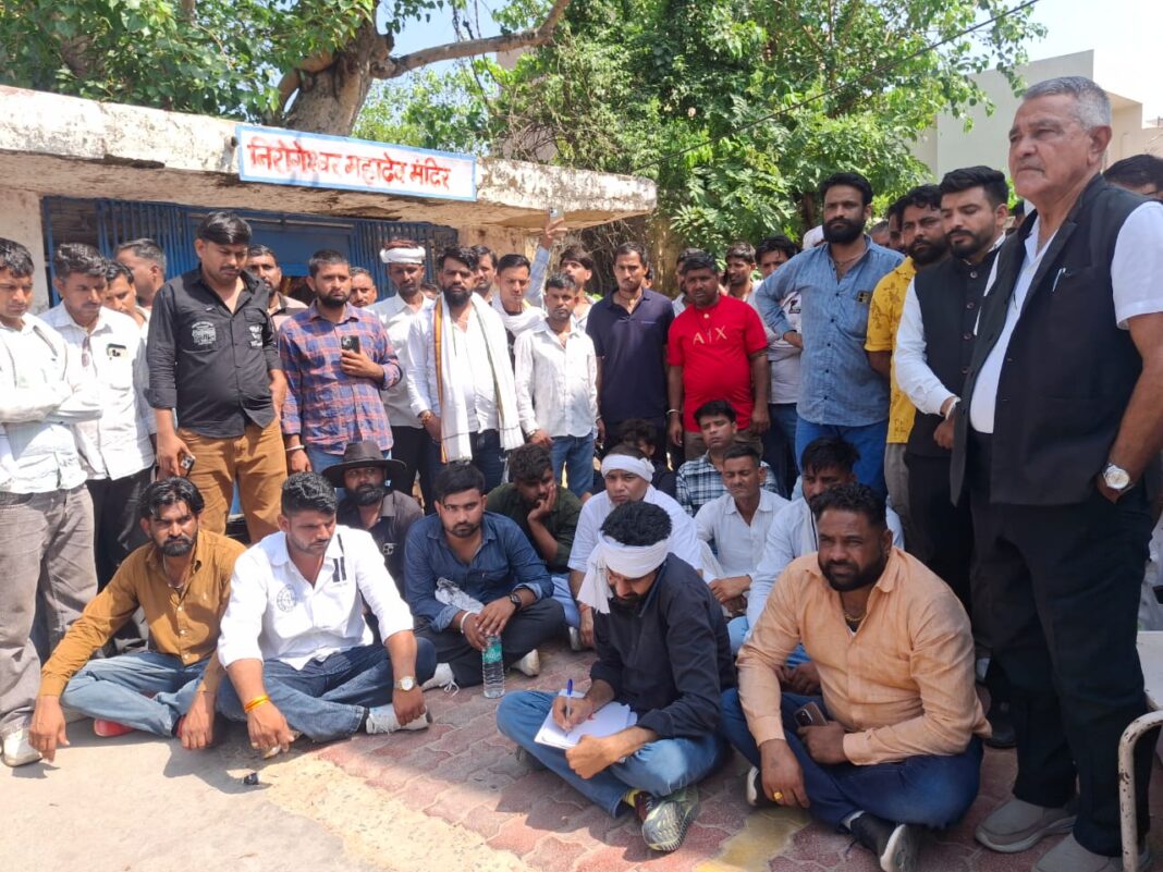 पुत्र और समुदाय ने हत्या को साजिश करार दिया, सरकार और प्रशासन पर आरोप लगाये और सीबीआई जांच की मांग की हत्या की साजिश में सरकार और प्रशासन के खिलाफ आरोप