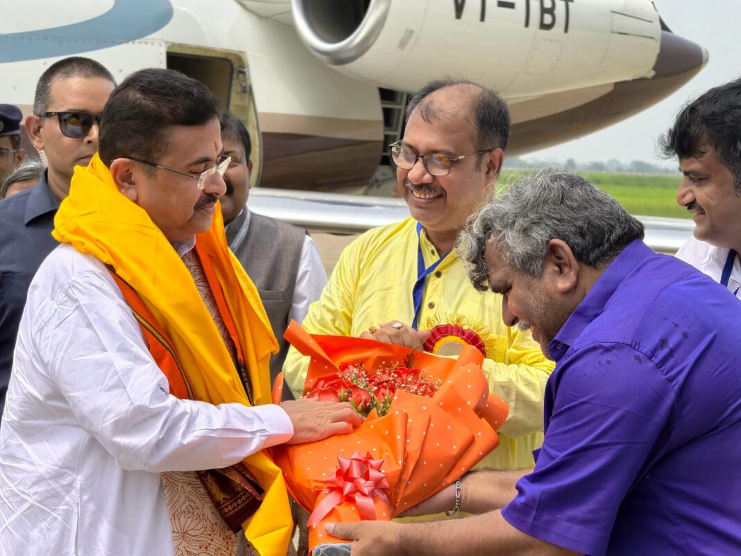 सीएम का स्वागत करते विधायक जितेंद्र तिवारी और अन्य नेताओं का समूह सीएम का स्वागत करते विधायक जितेंद्र तिवारी