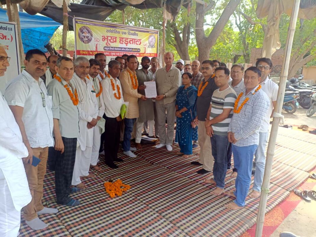 ज्ञापन सौंपते अध्यापक संघ के पदाधिकारी ने सरकार को दिया संदेश शिक्षक संघ के पदाधिकारी ज्ञापन सौंपते हुए